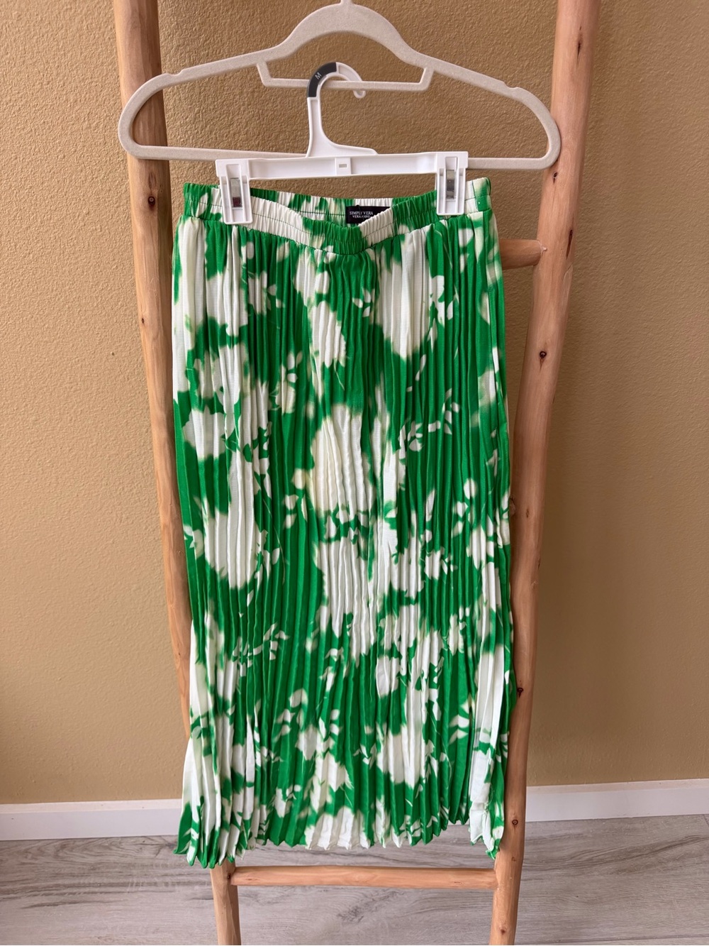 Simply Vera Vera Wang Green and White Pleated Floral-Print Midi Skirt